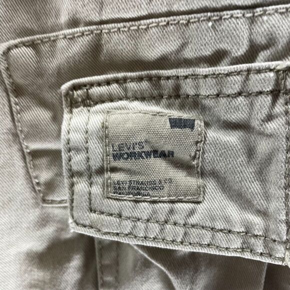 Vintage Levis Shorts Adult 34 Tan Cargo Pockets 2004 Cotton Casual Y2K Logo Mens - Picture 5 of 12